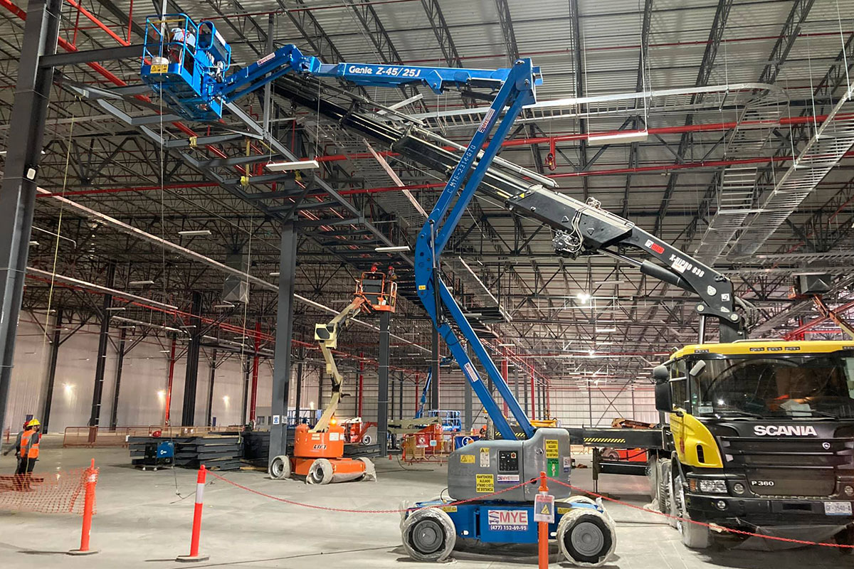 Maniobra de Grúa en altura en nave industrial