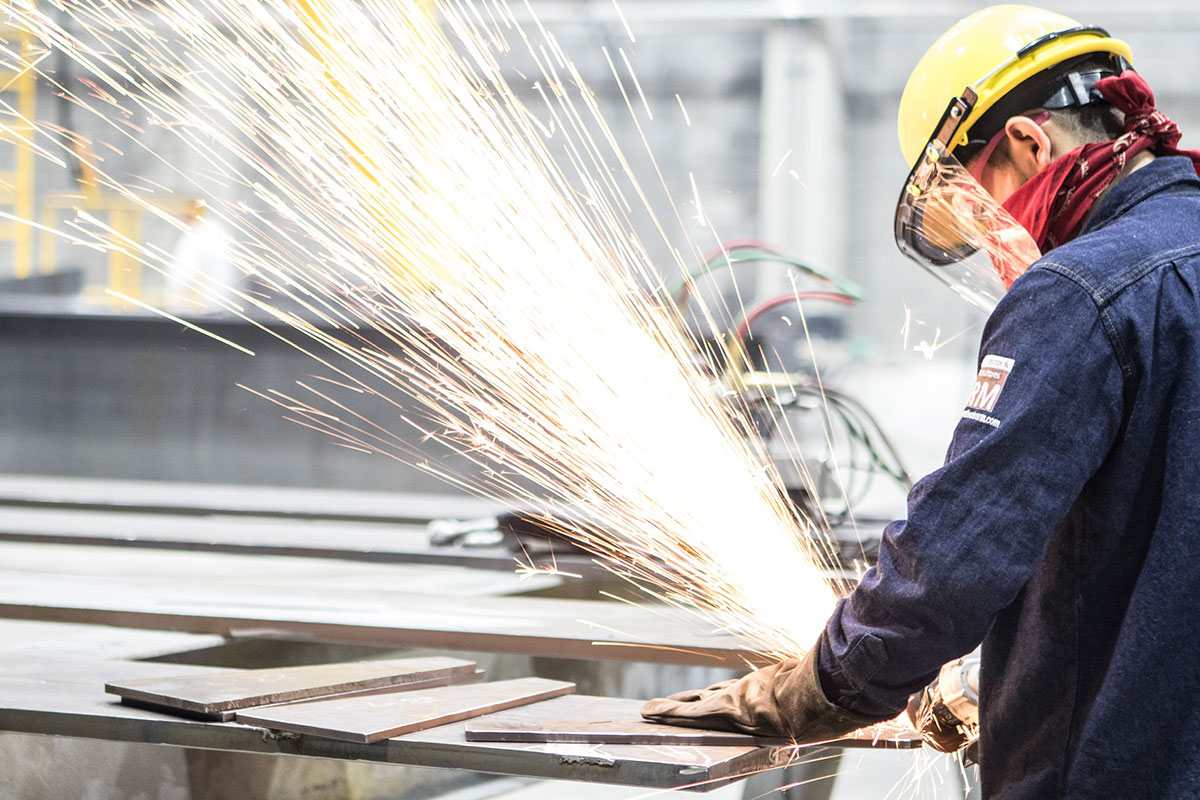 Trabajo con estructura metálica en taller RM